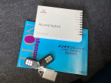 メンテナンスノート【整備記録簿】、取説も揃っています。スマートキーはバッグなどにしまったままボタン操作でエンジンの始動・停止ができて大変便利です。