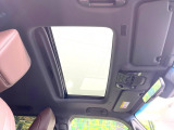 【サンルーフ】開放感たっぷりの希少装備、サンルーフが装着されています!車内に明かりを取り入れたり景色を楽しむ以外にも、車内の空気も簡単に換気できて快適です!