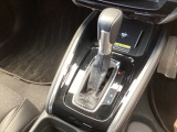 シンプルでとても使いやすいフロアシフトに、パーキングブレーキは、電子制御パーキングブレーキです。