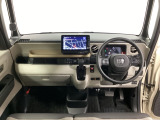 車内は光触媒抗菌消臭施工済です。スタイリッシュなデザインで暖かみのあるインパネ周りを演出します。グローブボックスやカップホルダーのほかにトレーなどたくさんの収納スペースが装備されています。