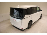 後部座席とリヤはプライバシーガラスになっています。座っている人や置いてある荷物が見えにくくなっているのでプライバシーの確保が出来ます。