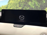 【12.3インチマツダコネクト】車内の雰囲気にマッチした大型ディスプレイ。スマホ接続でのナビ使用やBluetooth再生等、様々な機能が楽しめます。直感的なダイヤル操作が可能で、使い勝手も良好です。