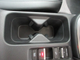 運転席からも助手席からも使いやすい位置にドリンクホルダーを配置しています。