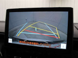 車庫入れや縦列駐車などの際に、後退操作の参考になるガイドラインをモニター画面に表示します。