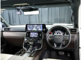 デザインもよく、居心地のよい運転席ですね。分かりやすいスイッチ類ですから操作もしやすく運転をサポートします。