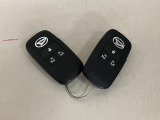 電子カードキーを携帯していれば、ドアハンドルやバックドアのリクエストスイッチを押すだけでドアの施錠・解錠気軽に出来ます。遠くはなれた場所からの操作も可能です。盗難防止のイモビライザー機能装備です!!!