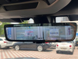 【スマートリヤビューミラー】後席の大きな荷物や同乗者で後方が確認しづらい時でも安心!カメラが撮影した車両後方の映像をルームミラー内に表示。クリアな視界で状況の確認が可能です!