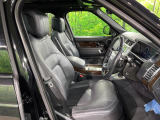 質感の高いシートでございます。使用感が出やすい運転席ですが、綺麗な状態を保っております。前席の状態は内装の状態を見る大きなポイントになると思いますので、是非一度、実際にご覧くださいませ。