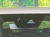 【i-ACTIVESENSE】走行中に前方の車両等を認識し、衝突しそうな時は警報とブレーキで衝突回避と被害軽減をアシスト。より安全にドライブをお楽しみいただけます。