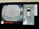 パノラミックビューモニター付きです。車両を上から見たような映像をディスプレイオーディオ画面に表示。運転席からの目視だけでは見にくい、車両周辺の状況をリアルタイムでしっかり確認できます。
