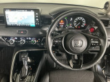 【ハンドル】運転にかかわる様々な操作を安全に行えるように視点移動が少なく操作性に配慮されたスイッチ類が凝縮されたコックピットです。