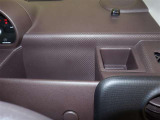 運転席前に小物入れを用意しております。車は揺れますので、何かと便利がいいですよね。