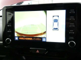 パノラミックビューモニターを装備。クルマを真上から見るように周囲を確認できます。