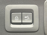 【パワーバックドア】スマートキーや運転席のボタンを押すだけでリアゲートが自動で開閉します!荷物を持っている時や、高い位置にあるバックドアを閉める際に便利な機能です♪