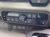 【オートエアコン】一度お好みの温度に設定すれば、車内の温度を検知し風量や温度を自動で調整。暑い&hellip;寒い&hellip;と何度もスイッチ操作をする必要はありません。快適な車内空間には必須の機能ですね♪