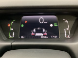 デジタル表示のスピードメーターとタコメーター、燃費やオドメーターなどの表示の他に、ホンダセンシング機能などの表示もできる多機能なマルチインフォメーション・ディスプレイです。
