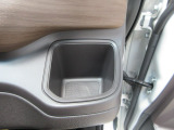運転席側の手の届きやすい位置にもドリンクホルダーが付いています。
