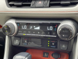 【左右独立型フルオートエアコン】運転席と助手席でそれぞれお好みの温度に設定可能。同乗者にも配慮した、快適な空調をお届け致します。