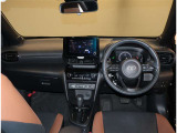 デザインもよく、居心地のよい運転席ですね。分かりやすいスイッチ類ですから操作もしやすく運転をサポートします。ぜひご来店いただき、実際にお座りいただいてステアリングを握ってみてください!