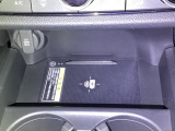 Qi対応のスマートフォンを置くだけで充電ができます。【アクセサリーソケット(電源ソケット)】電源からケーブルをつなげば、スマートフォンなどの電子機器の充電などを行うことができます!