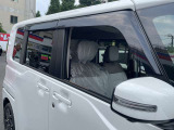 プラスチックバイザーで雨の日も車内換気で気分良くドライブ出来ます