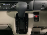 CVT車のセレクトレバーです。低速から高速まで、変速ショックのないスムーズな走りと、エンジン効率のよい領域を維持して燃費にも貢献します。サイドブレーキはスイッチ操作の電子制御パーキングブレーキです。