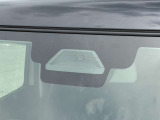 【スズキ セーフティサポート】走行中に前方の車両等を認識し、衝突しそうな時は警報とブレーキで衝突回避と被害軽減をアシスト。より安全にドライブをお楽しみいただけます。