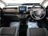 運転にかかわる様々な操作を安全に行えるように視点移動が少なく、操作性に配慮されたスイッチ類が凝縮されたコクピットです。