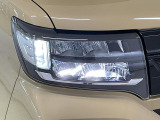 【LEDヘッドライト】現代の主流のライト。明るい光が瞬時に立ち上がり、必要な場所を均一に照らします。寿命も長く省エネで、スタイリッシュなデザインです♪
