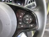 ハンドル右側はクルーズコントロールのスイッチを装備しています。運転中の操作も安心して行えます。