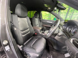 運転席まわりには十分なスペースがあり、大柄な方でもゆったり運転していただける環境です。