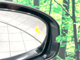 【ブラインドスポットインフォメーション】走行中、ドアミラーの死角になりやすい箇所に後続車が接近するとサイドミラー付近に警告を表示、ドライバーに注意喚起をしてくれます。