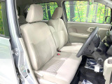 運転席まわりには十分なスペースがあり、大柄な方でもゆったり運転していただける環境です。