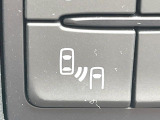 【ブラインドスポットモニタリング】走行中、ドアミラーの死角になりやすい箇所に後続車が接近するとサイドミラー付近に警告を表示、ドライバーに注意喚起をしてくれます。