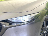 【LEDヘッドライト】悪天候や夜間走行時も良好な視界を確保し安心して運転できる高輝度LEDヘッドライトを装備!点灯速度が早く、消費電力も抑えられています。