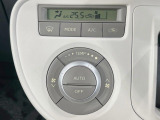 【オートエアコン】一度お好みの温度に設定すれば、車内の温度を検知し風量や温度を自動で調整。暑い&hellip;寒い&hellip;と何度もスイッチ操作をする必要はありません。快適な車内空間には必須の機能ですね♪
