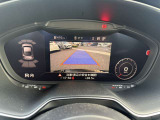 ●リヤビューカメラ『車両後方のカメラから得た映像をモニターに映し出します。車両周辺の歩行者や障害物などの発見に役立ちます。』