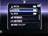 【PKSB】静止物に加え、後退時に左右後方から接近してくる車両をレーダー検知するとブザーでドライバーに注意喚起します。衝突の可能性がある場合は、被害軽減ブレーキ制御で接近車両との衝突被害軽減を支援。