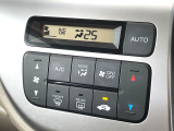 【オートエアコン】一度お好みの温度に設定すれば、車内の温度を検知し風量や温度を自動で調整。暑い&hellip;寒い&hellip;と何度もスイッチ操作をする必要はありません。快適な車内空間には必須の機能ですね♪