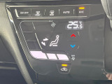 【オートエアコン】一度お好みの温度に設定すれば、車内の温度を検知し風量や温度を自動で調整。暑い&hellip;寒い&hellip;と何度もスイッチ操作をする必要はありません。快適な車内空間には必須の機能ですね♪