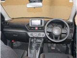オシャレなインテリアで運転する気分も盛り上がりますよね^^