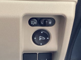 電動格納ミラーを装備しており、車内からワンタッチでミラーの開閉が可能です。