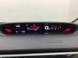 デジタル表示のスピードメーターとタコメーターを大きく配した見やすいメーター部になっています。左側のインフォメーション画面でオドメーターや燃費などの情報を確認できます。