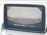 【バックカメラ】駐車時に後方がリアルタイム映像で確認できます。大型商業施設や立体駐車場での駐車時や、夜間のバック時に大活躍!運転スキルに関わらず、今や必須となった装備のひとつです!