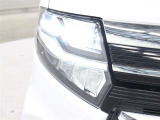 ハイビームで走行中、対向車を検知し操作することなく部分的に遮光する、ADB(アダプティブドライビングビーム)を装備。対向車に眩しい思いをさせることなく、ハイビームの視認性を確保します。