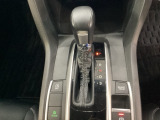 CVT車のセレクトレバーです。低速から高速まで、変速ショックのないスムーズな走りと、エンジン効率のよい領域を維持して燃費にも貢献します。サイドブレーキはスイッチ操作の電子制御パーキングブレーキです。