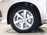 6スポークタービン8.0J&times;19インチシルバーアルミホイール。衝突回避・被害軽減ブレーキシステムやパイロット・アシストなど、数多くの先進安全・運転支援機能を標準装備。