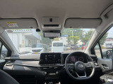 視界広々で運転しやすいインパネ