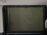 セカンドシートの窓ガラスには日よけのシェードを装備しています。強い日差しのカットに、プライバシー対策としても重宝します。