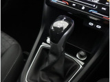 レザーシフト、プッシュスタート、駐車支援システム付きです。